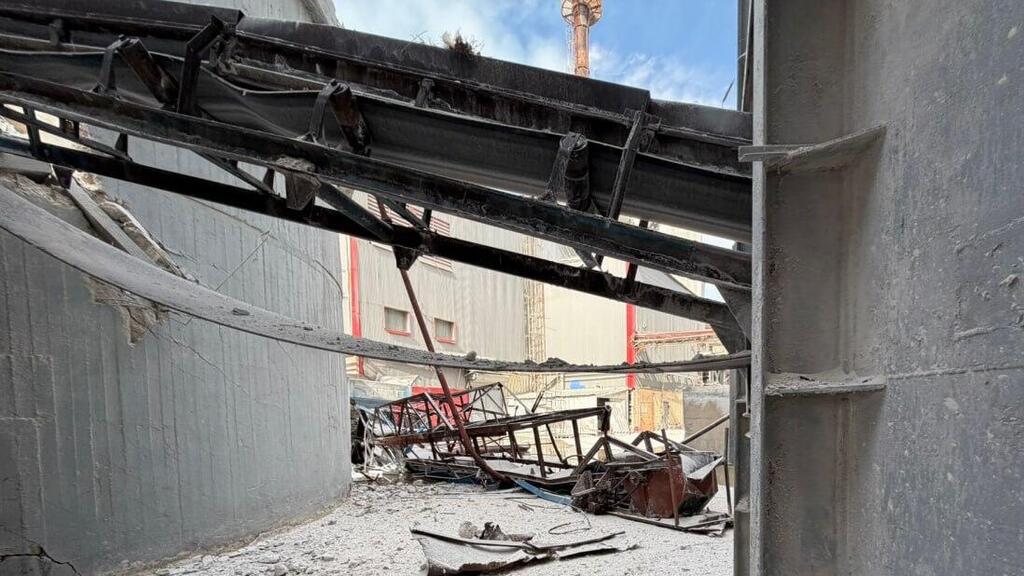 Photo: Documentation of fire and rescue operations קריסת מבנה בירוחם הובילה לדליפת חומרים מסוכנים