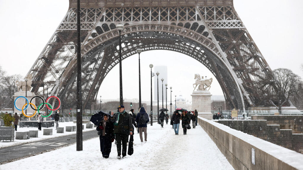 אירופה מזג אוויר גל קור צרפת שלג ב פריז מגדל אייפל