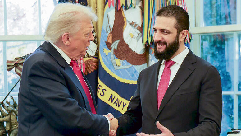 Al-Sharaa with Trump at the White House last November (Photo: HANDOUT, AFP) שולט בלא יותר מ־60 אחוז משטחה של סוריה. א־שרע עם הנשיא טראמפ בבית הלבן, נובמבר 2025