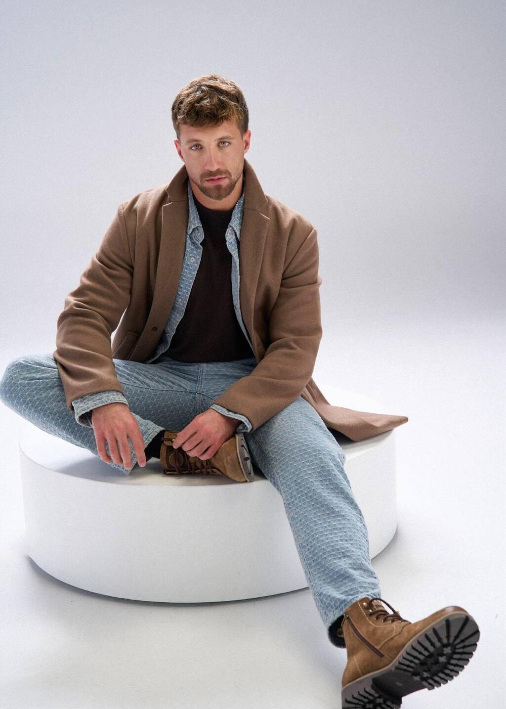 טל מורד בצילומי קמפיין החורף של רנואר