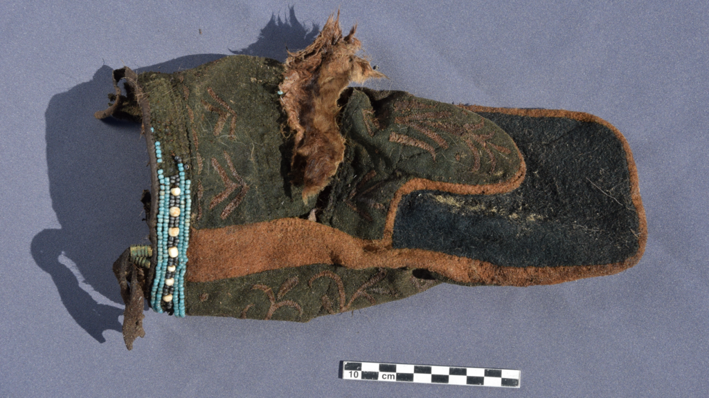פריט לבוש שהתגלה בקברה של השמאנית היאקוטית