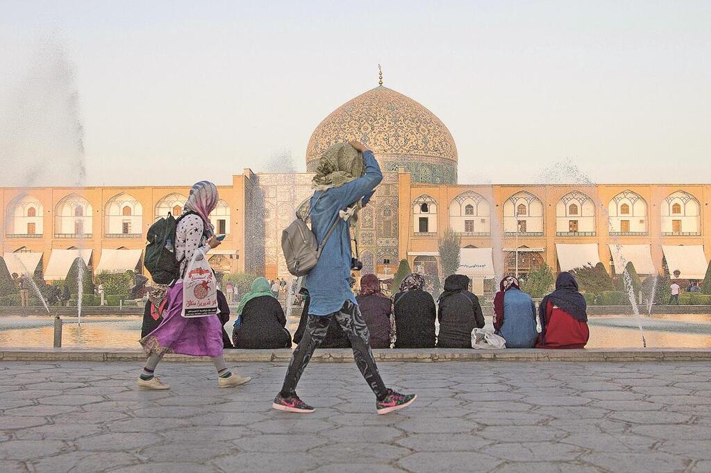 נשים איראניות בכיכר עירונית במרכז העיר אספהאן