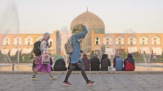 נשים איראניות בכיכר עירונית במרכז העיר אספהאן