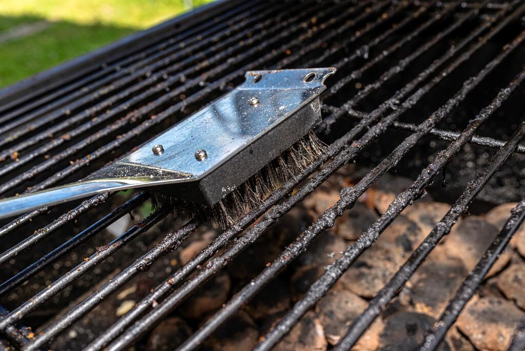 מברשת לניקוי הגריל עם סיבי ברזל מסוכנים