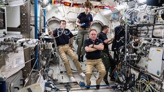 פינקי וקרדמן עם האסטרונאוט היפני קימיה יואי והאסטרונאוט ג'וני קים, שכבר חזר לכדור הארץ