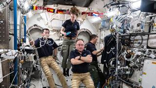 פינקי וקרדמן עם האסטרונאוט היפני קימיה יואי והאסטרונאוט ג'וני קים, שכבר חזר לכדור הארץ