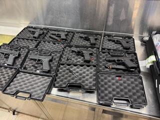 האקדחים שנתפסו בניסיון ההברחה בנתב"ג