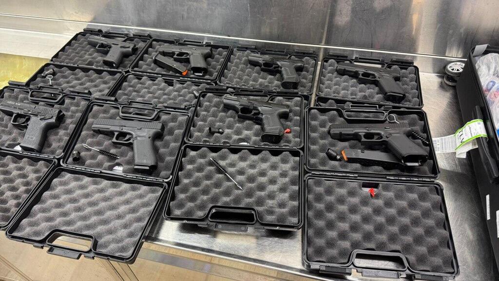 האקדחים שנתפסו בניסיון ההברחה בנתב"ג