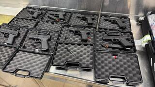 האקדחים שנתפסו בניסיון ההברחה בנתב"ג