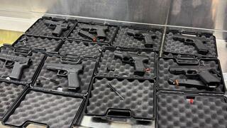 האקדחים שנתפסו בניסיון ההברחה בנתב"ג