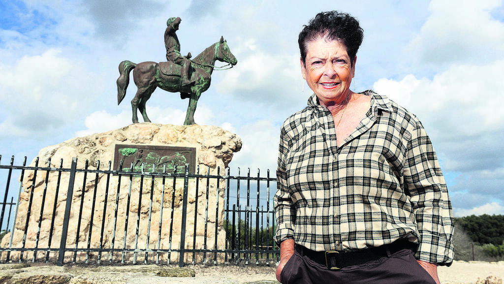 טלי זייד רווה, עם הפסל של סבה