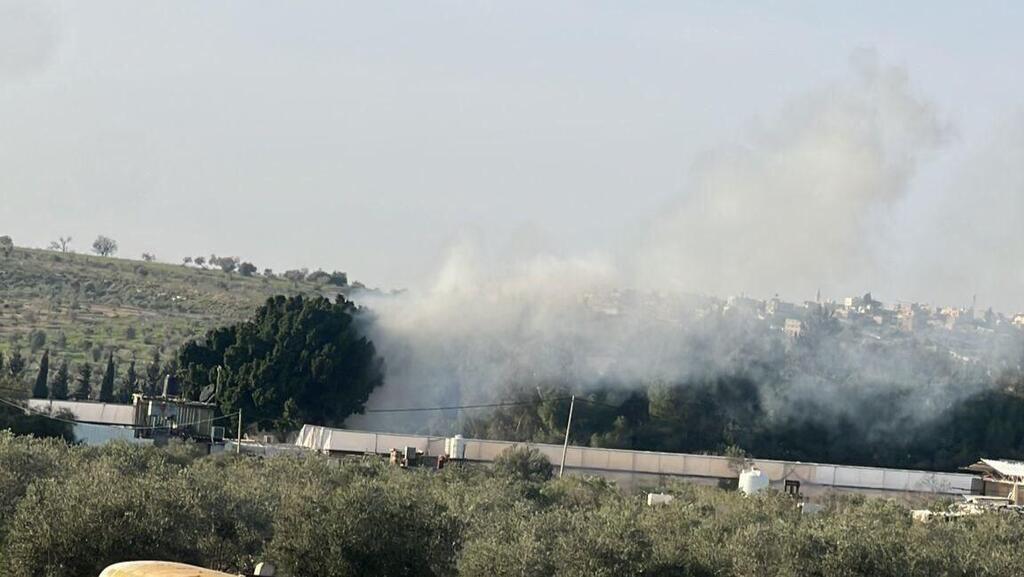 Горящий палестинский автомобиль רעולי פנים שרפו רכב עם פלסטינים בתוכו