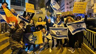 חברים מהקהילה היהודית בספרד מעודדים מחוץ למוביסטאר ארנה