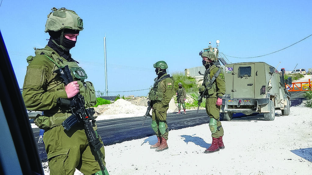 IDF forces in northern West Bank (Photo: Shaul Golan) החיילים בצומת העלייה לחומש
