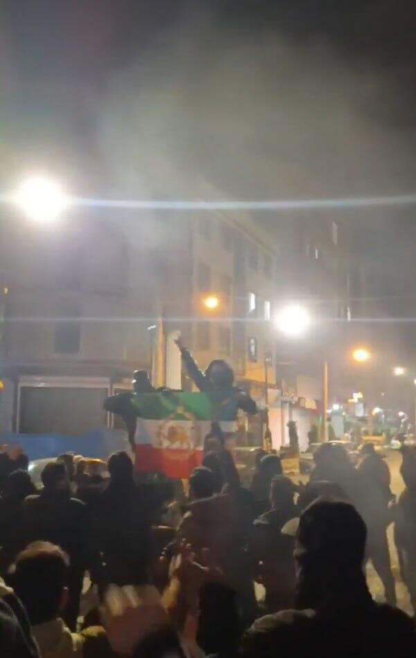 Protesters waving the old Persian flag in Tehran מניפים את דגל השאה בטהרן