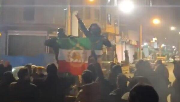 מניפים את דגל השאה בטהרן