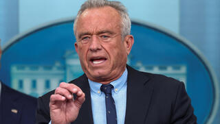 העצות ההזויות שנתן צ'אטבוט הבריאות של קנדי ג'וניור