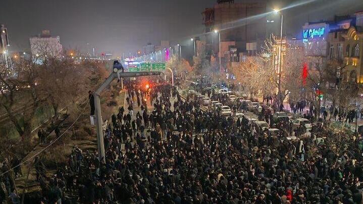 המונים מפגינים ברחובות משהד, איראן