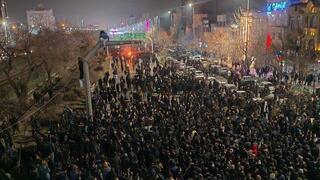 המונים מפגינים ברחובות משהד, איראן