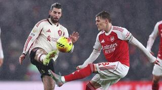 דומיניק סובוסלאי ומרטין אודגור במאבק על הכדור