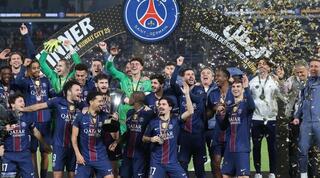 שחקני פאריס סן ז'רמן מניפים את הגביע