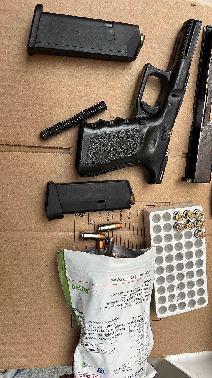 האקדח והתחמושת שנמצאו אצל החשוד