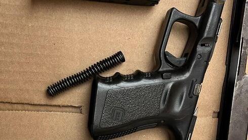 האקדח והתחמושת שנמצאו אצל החשוד