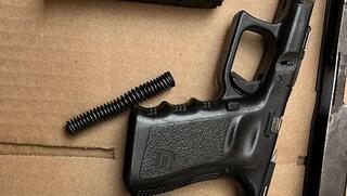 האקדח והתחמושת שנמצאו אצל החשוד