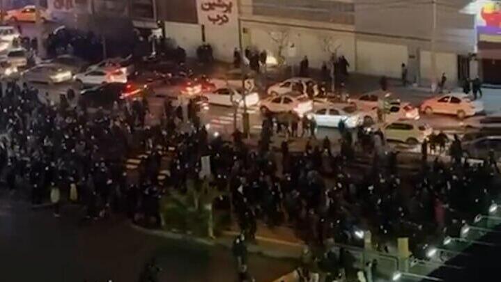 Protest in Tehran מפגינים באיראן