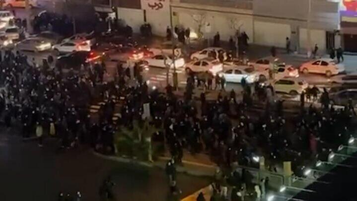 מפגינים באיראן