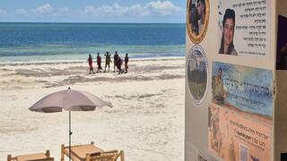 מדבקות ותמונות של הנופלים במלון בזנזיבר