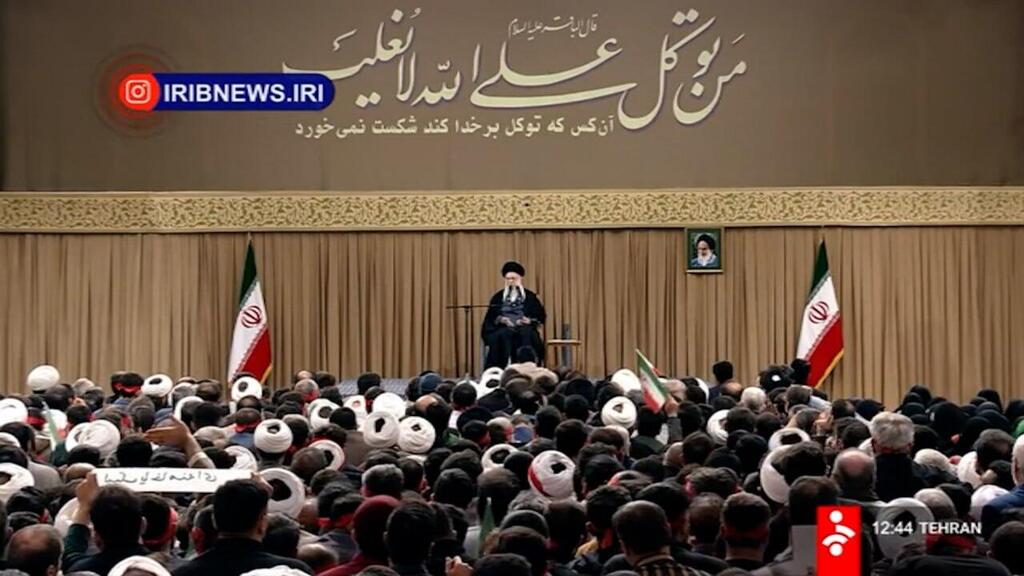 עלי חאמנאי מנהיג העליון של איראן במסר מאיים לארה"ב ברקע איומי טראמפ והפגנות באיראן