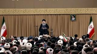 עלי חאמנאי מנהיג העליון של איראן במסר מאיים לארה"ב ברקע איומי טראמפ והפגנות באיראן