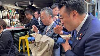 חברי הפרלמנט היפנים אוכלים פלאפל בארץ