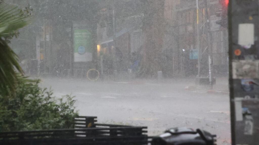 Дождь в Тель-Авиве (Фото: Моти Кимхи) מזג אוויר סוער תל-אביב