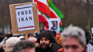 הפגנה בהאג הולנד בעד המפגינים מחאה הפגנות ב איראן עם דגל השאה ותמונות של רזא פהלווי