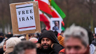 הפגנה בהאג הולנד בעד המפגינים מחאה הפגנות ב איראן עם דגל השאה ותמונות של רזא פהלווי