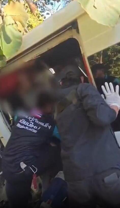 На месте аварии תאונת דרכים בצ'אנג מאי בתאילנד בה היו מעורבים ישראלים