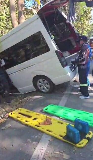 На месте аварии תאונת דרכים בצ'אנג מאי בתאילנד בה היו מעורבים ישראלים