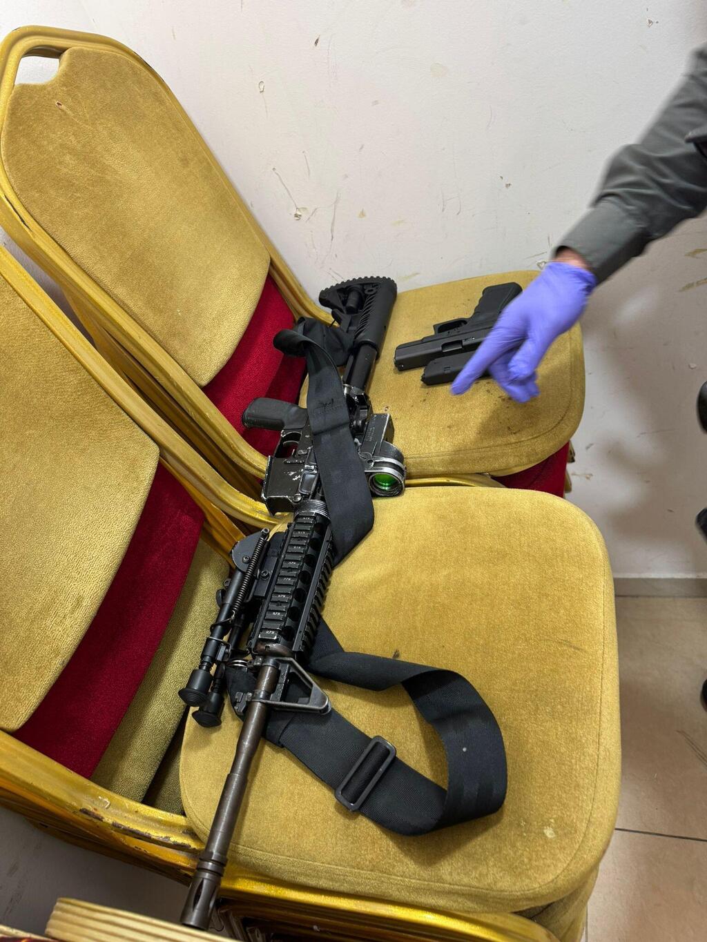 Photo: Israel Police רוקדים עם נשקים שלופים באולם חתונות בכפר אלעיזריה