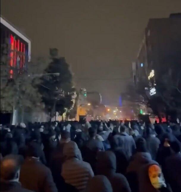 עוד ערב של מחאות באיראן: המונים ברחובות טהרן