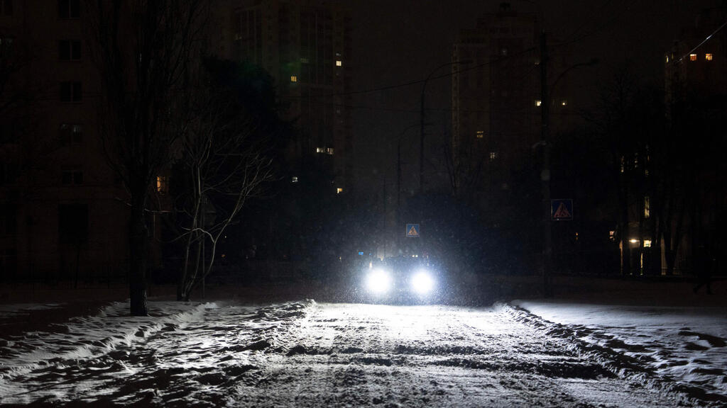 Power outage amid snowstorm in Kyiv, Ukraine (Photo: Andrew Kravchenko / AFP) קייב מוחשכת הפסקת חשמל אחרי מתקפה של רוסיה 9 בינואר
