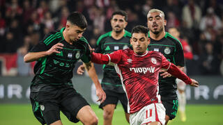 שחקן הפועל באר-שבע אמיר גנאח מול שחקן מכבי חיפה אלעד אמיר