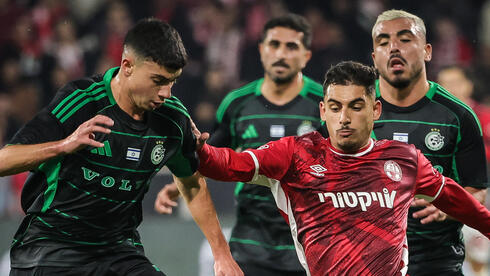 שחקן הפועל באר-שבע אמיר גנאח מול שחקן מכבי חיפה אלעד אמיר