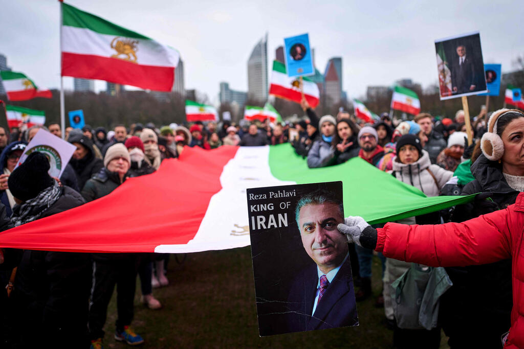 Demonstration in The Hague, Netherlands, backing Iranian protesters with Shah-era flags and images of Reza Pahlavi (Photo: Phil Nijhuis / ANP / AFP) הפגנה בהאג הולנד בעד המפגינים מחאה הפגנות ב איראן עם דגל השאה ותמונות של רזא פהלווי