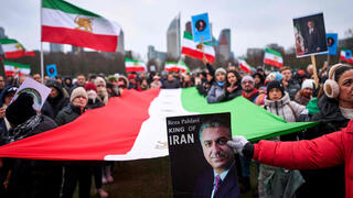 הפגנה בהאג הולנד בעד המפגינים מחאה הפגנות ב איראן עם דגל השאה ותמונות של רזא פהלווי