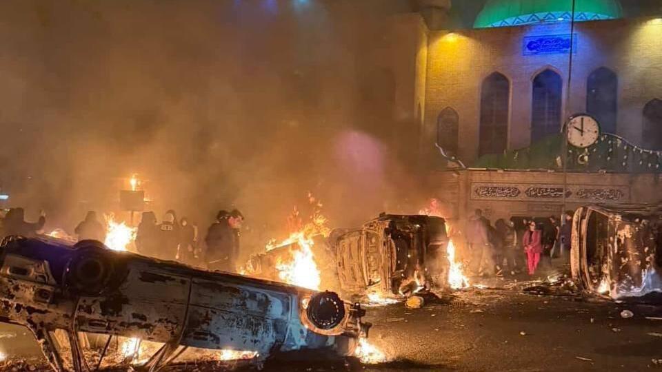 רכבים שהוצתו במחאות בטהרן