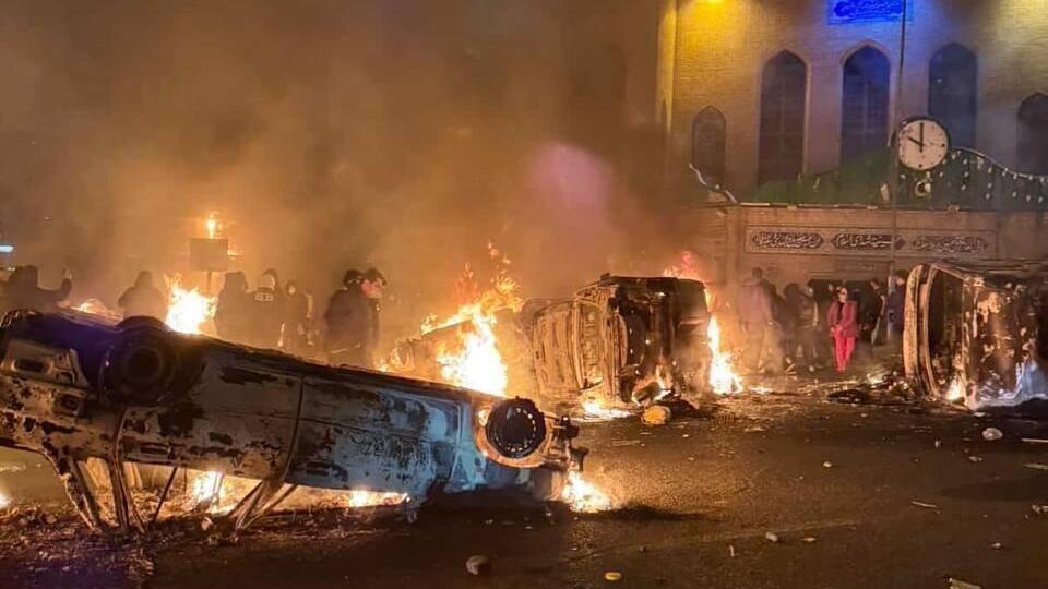 רכבים שהוצתו במחאות בטהרן