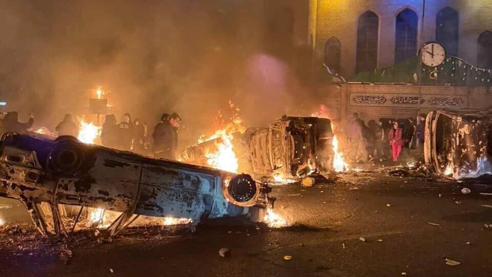 רכבים שהוצתו במחאות בטהרן