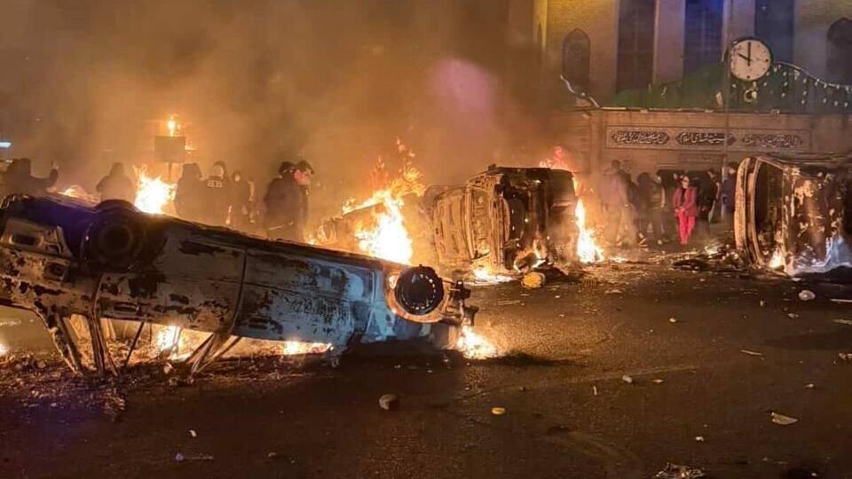 Ночь протестов в Тегеране רכבים שהוצתו במחאות בטהרן